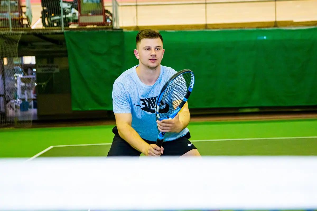 upravlenie-emociyami-na-korte-kak-pobedit-stress-i-povysit-svoju-sportivnuju-effektivnost